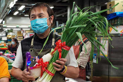 'Lucky vegetables' for Taiwan politicians: The week's offbeat news