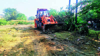 Civic officials remove old GT Road encroachments