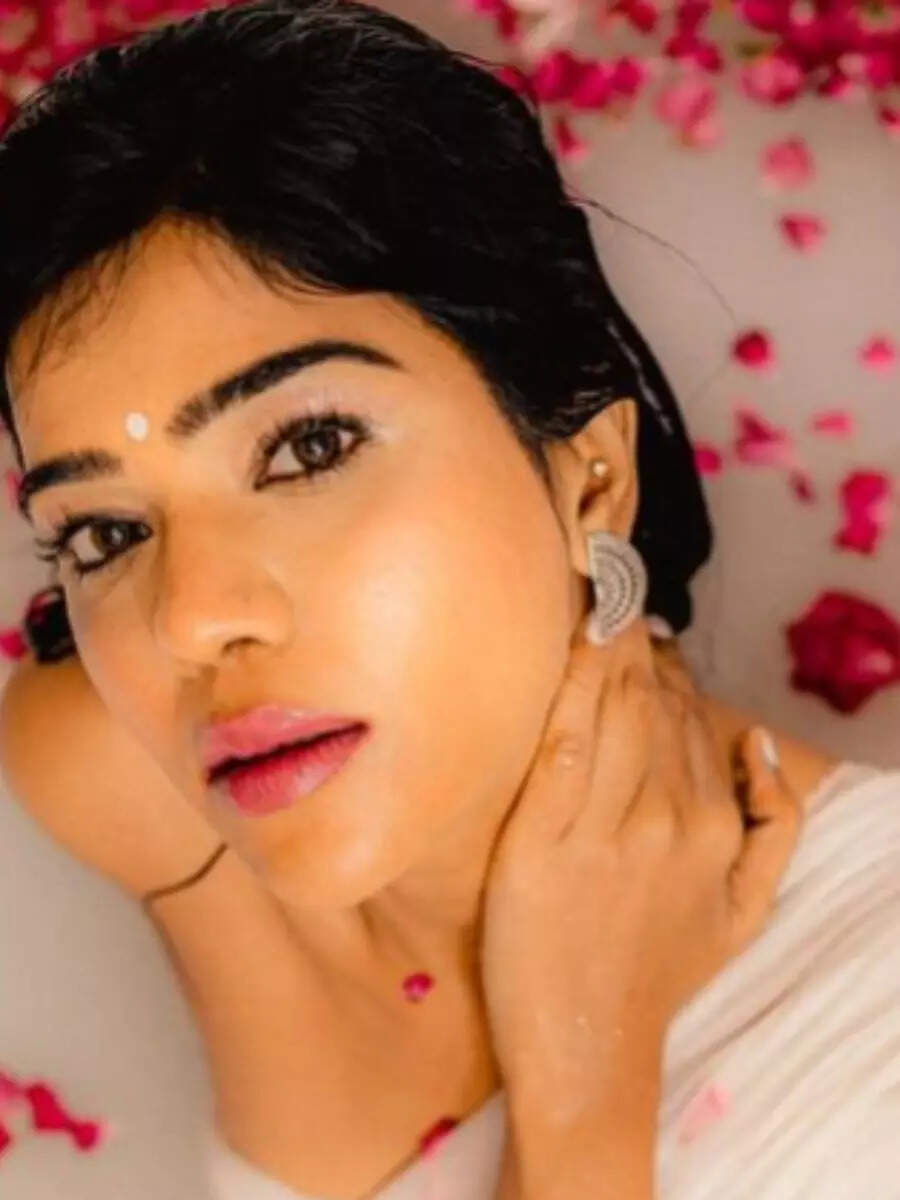 Eye catchy looks of Khushi Shah Times of India