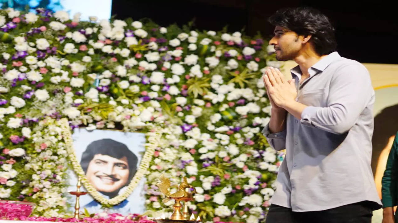 Video Mahesh Babu pays respect to his late father actor superstar