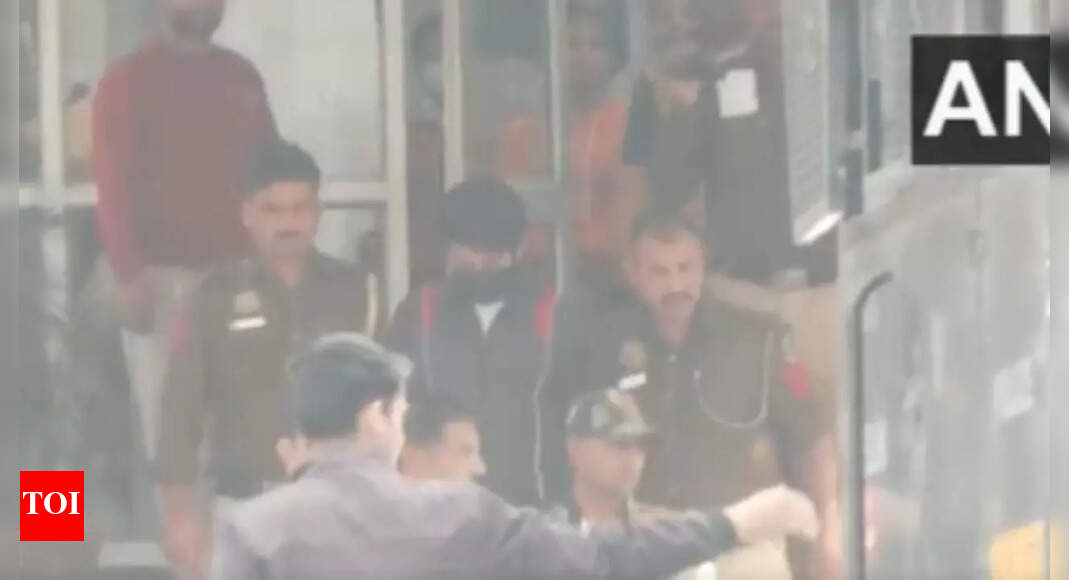 Shraddha murder case live: Police van carrying accused Aaftab attacked