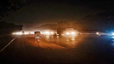 Pune: Dark Sangamwadi Road heightens accident risks