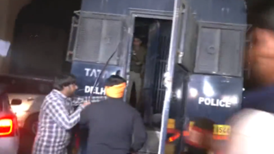 Shraddha Walkar murder case: Sword-wielding men attack police van carrying Aaftab Poonawala in Delhi