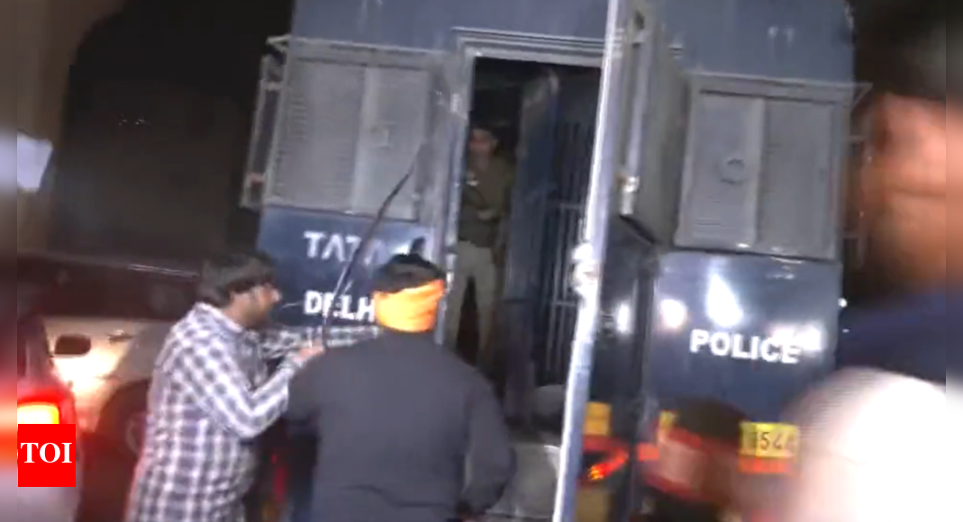 Shraddha murder case: Police van carrying Aaftab attacked