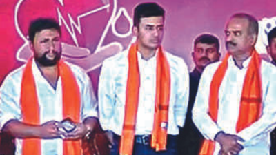Bengaluru: BJP in a fix after MPs share space with rowdy