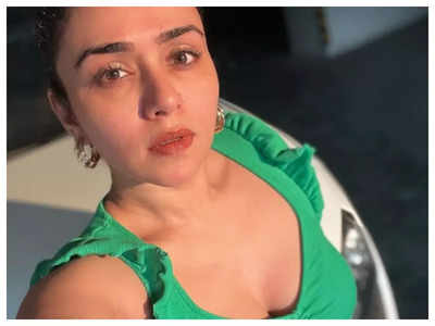 Amruta Khanvilkar basks in the sun as she drops a sun-kissed selfie and leaves fans in awe of her; Take a look