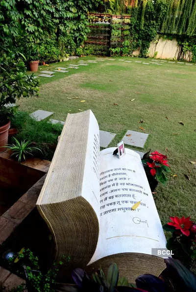 Bench shaped like book of 'Madhushala' installed at Jalsa, Amitabh Bachchan shares photos