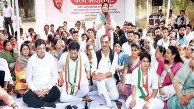 Congress stages protest against Maharashtra government for stopping Rs 663 crore Zilla Parishad works