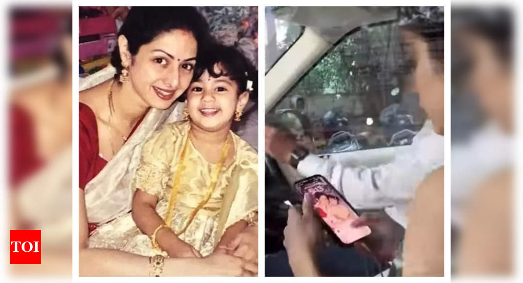 Janhvi Kapoor’s throwback picture with mom Sridevi on her phone wallpaper leaves fans emotional – Times of India