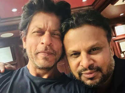 'Pathaan' lyricist posts selfie with SRK