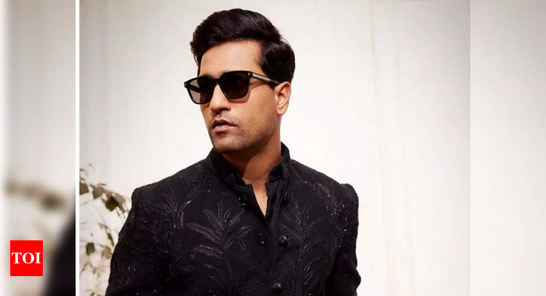 Vicky Kaushal sports a clean-shaven look at the airport, looks adorable clicking selfies with fans – Watch video | Hindi Movie News