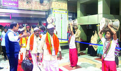 Delegates visit heritage sites, KVD mkts; attend Ganga aarti