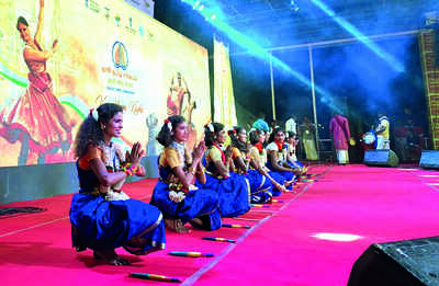 Delegates visit heritage sites, KVD mkts; attend Ganga aarti