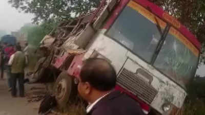 6 dead, 13 injured as truck hits bus on Lucknow-Bahraich highway