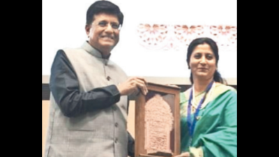 Rajni Shirke gets national award for weaving warps and wefts of ‘kashidakari’ art