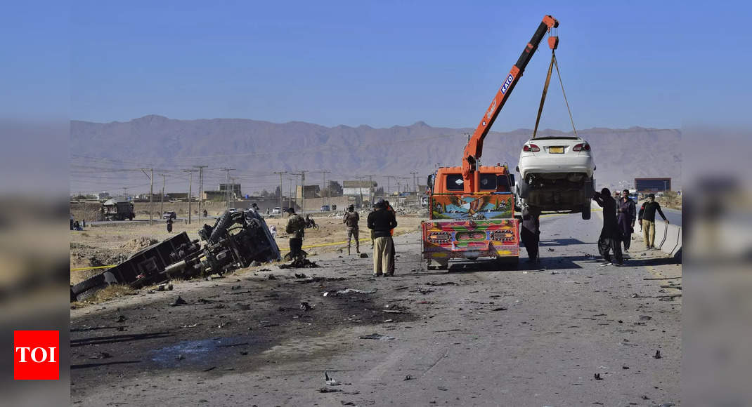 Suicide blast targeting police truck kills 4, injures over 20 in Pakistan – Times of India