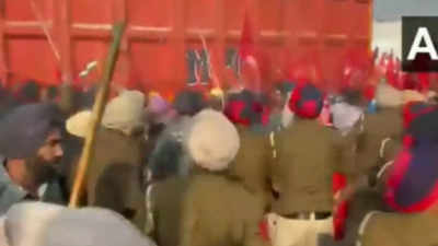 Punjab police lathi-charge Mazdoor Union people as protest marches towards CM Bhagwant Mann's residence in Sangrur