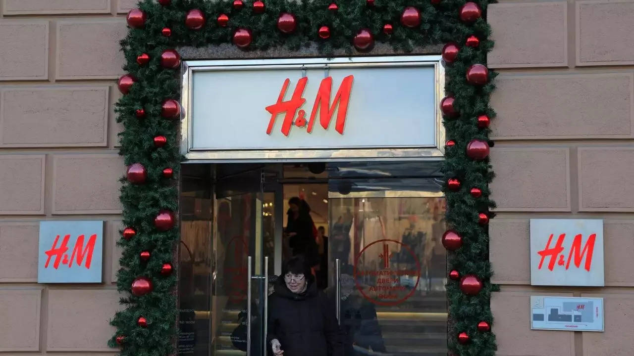 Russians visit H&M for last time as retailer closes stores for good - Times of India