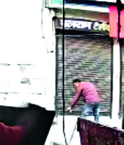 Trader injured in broad daylight robbery, loses lakhs in seconds