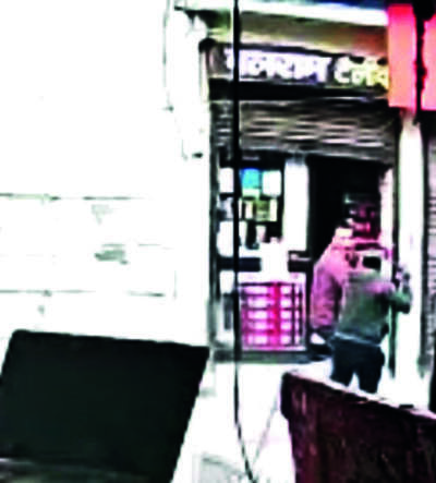 Trader injured in broad daylight robbery, loses lakhs in seconds