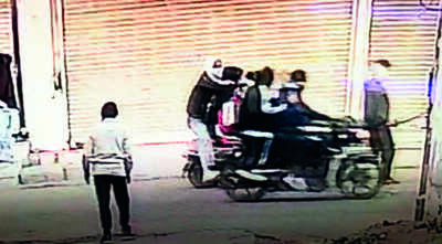 Trader injured in broad daylight robbery, loses lakhs in seconds