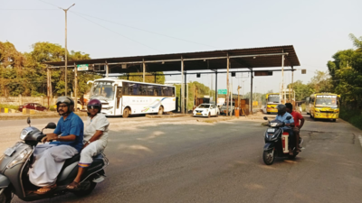 Karnataka: Activists celebrate closure of Surathkal toll gate