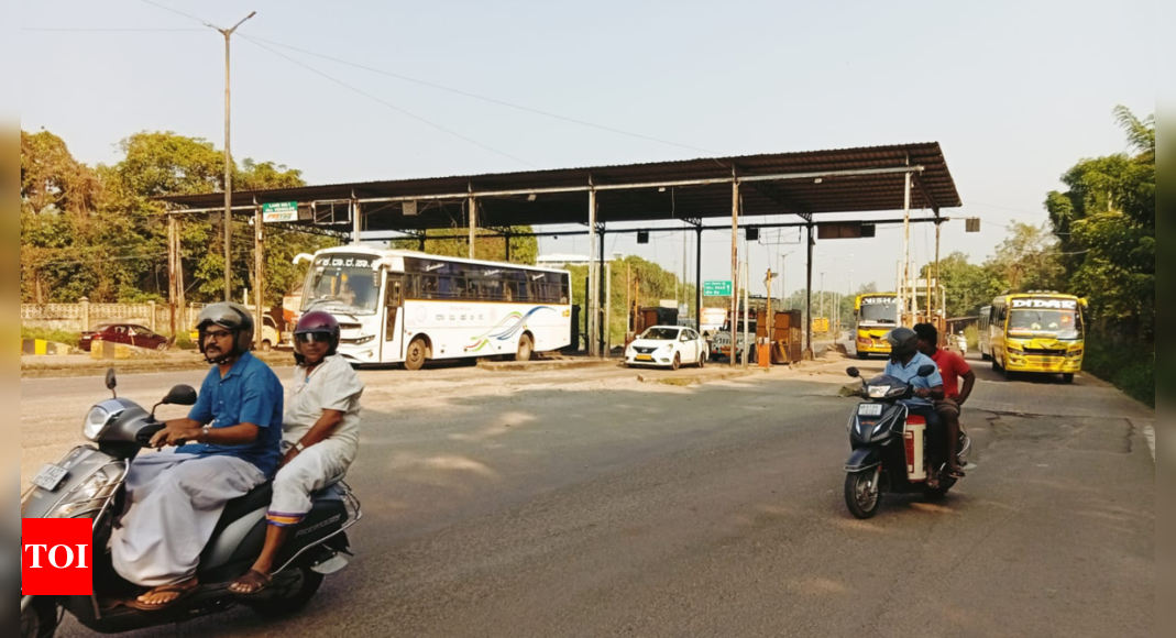 karnataka-activists-celebrate-closure-of-surathkal-toll-gate