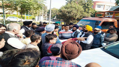 MC clears illegal structures on Mohali roads, corridors