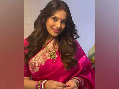 See how Bipasha's daughter cutely holding her fingers in this new picture