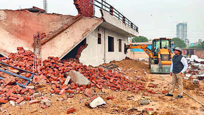 Farmhouse, multi-storey bldgs built off Golf Course Rd razed