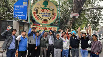 Ludhiana: Furious over high parking charges, traders stage protest