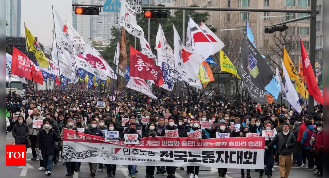 Thousands protest in South Korea in support of truckers – Times of India