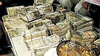 Patna: Vigilance raids on engineer's house yield Rs 1 crore in cash