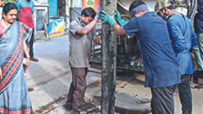 Madurai mayor Indrani Ponvasanth inspects super sucker machine