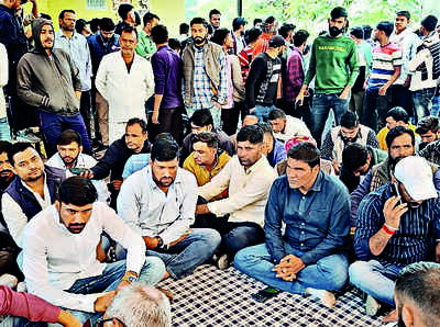 Accused used to touch Theth’s feet posing as fans to win his confidence