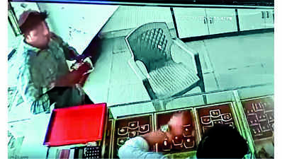 Man held for trying to loot jewellery shop