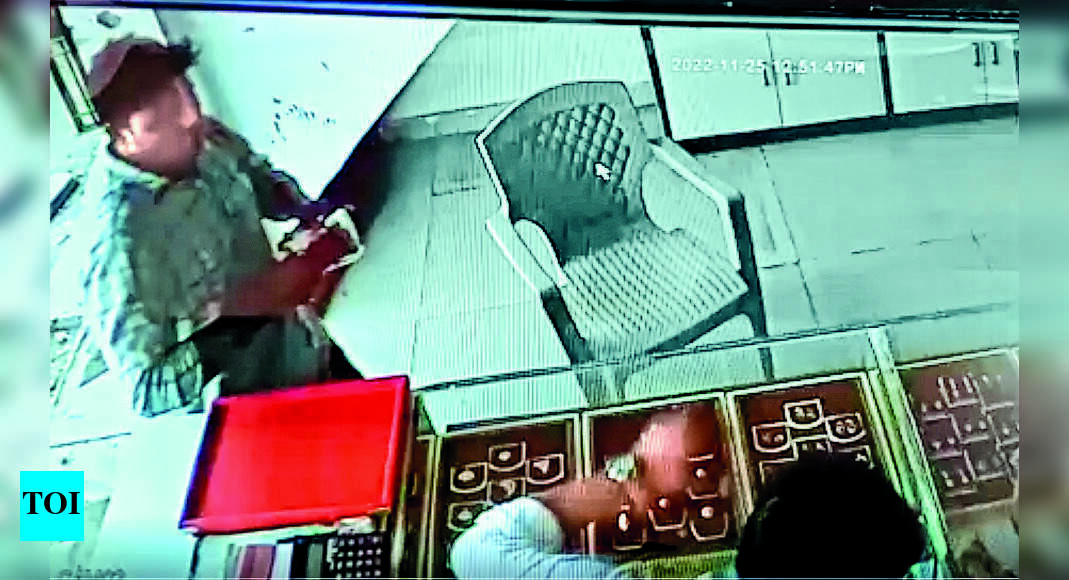 Man Held For Trying To Loot Jewellery Shop | Surat News - Times of India