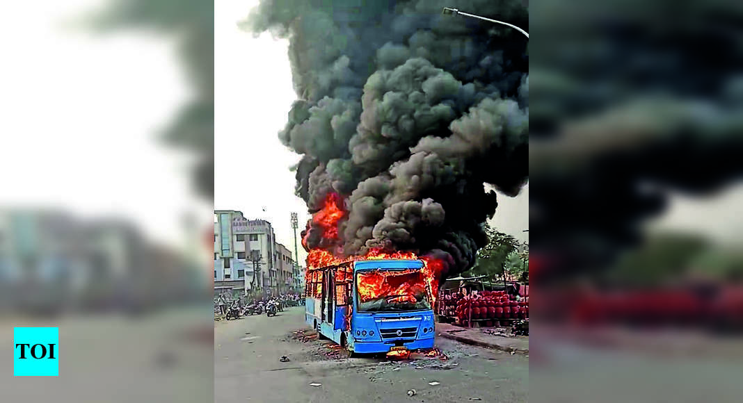शार्ट सर्किट से सिटी बस क्षतिग्रस्त |  सूरत समाचार – टाइम्स ऑफ इंडिया