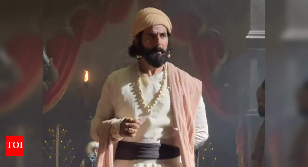 Akshay Kumar reveals his look as Chhatrapati Shivaji Maharaj in Marathi ...