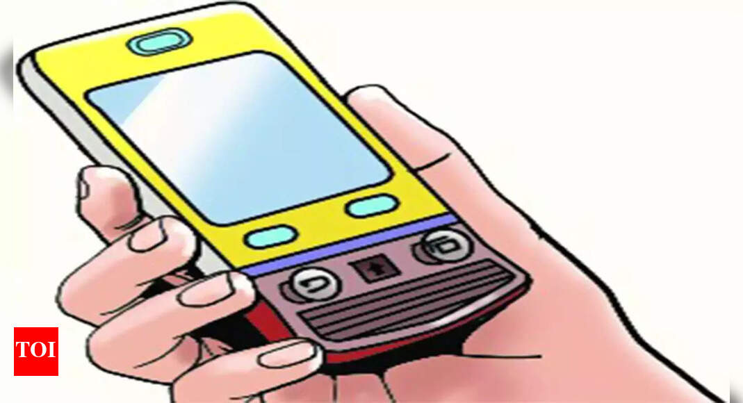 कल्याण के पास ट्रेन में यात्री का मोबाइल फोन चुराने के आरोप में नाबालिग गिरफ्तार |  ठाणे समाचार – टाइम्स ऑफ इंडिया