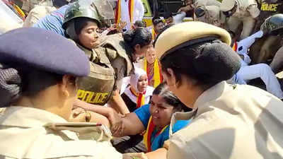 100 Karnataka Rakshana Vedike activists detained near Belagavi for pelting stones at Maharashtra trucks