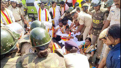 Maharashtra trucks attacked in Karnataka, border row rages