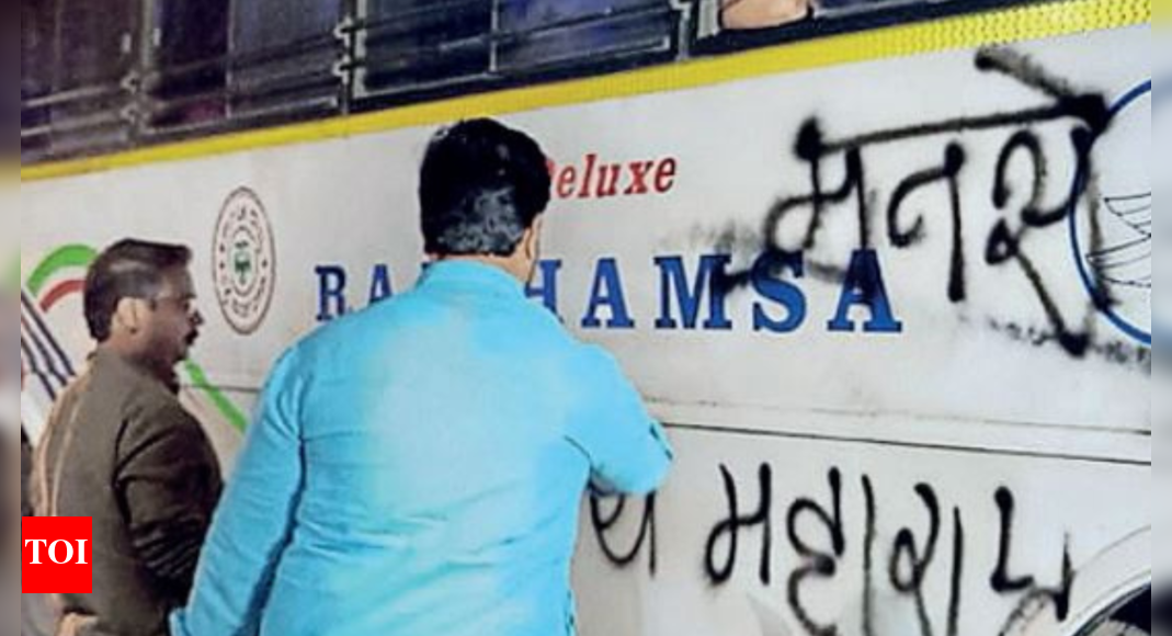 वाहनों की टक्कर, कर्नाटक-महाराष्ट्र सीमा विवाद तेज;  बसवराज बोम्मई और एकनाथ शिंदे ने की बातचीत |  बेंगलुरु समाचार – टाइम्स ऑफ इंडिया
