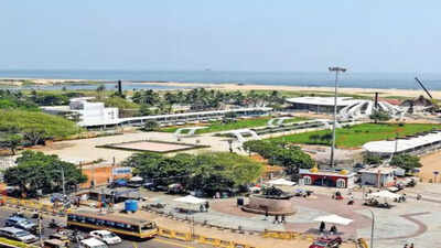 Chennai: Phones, wallets of scribes, AIADMK workers stolen