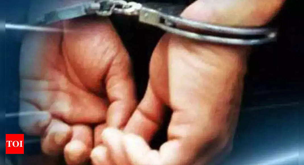 ठाणे क्राइम: तलवार के साथ फोटो खिंचवाने के आरोप में चार गिरफ्तार |  ठाणे समाचार – टाइम्स ऑफ इंडिया