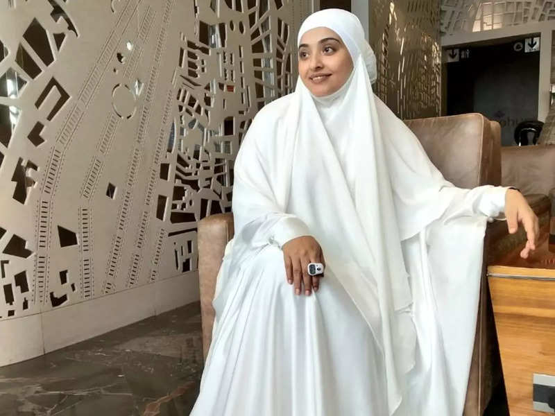 Actress Mumtaz goes on a pilgrimage to Mecca