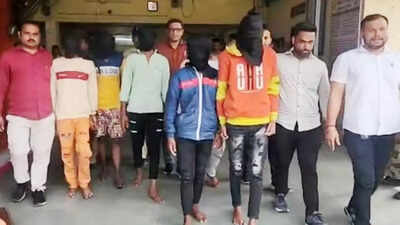 Ten passengers robbed inside running train near Maharashtra's Kalyan, eight robbers held
