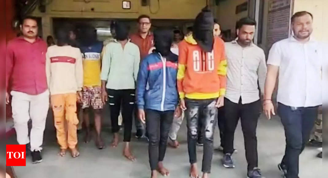 महाराष्ट्र के कल्याण के पास चलती ट्रेन में दस यात्रियों से लूट, आठ लुटेरे गिरफ्तार |  ठाणे समाचार – टाइम्स ऑफ इंडिया