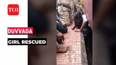 Andhra Pradesh: Railway staffers rescue student trapped between platform and bogie