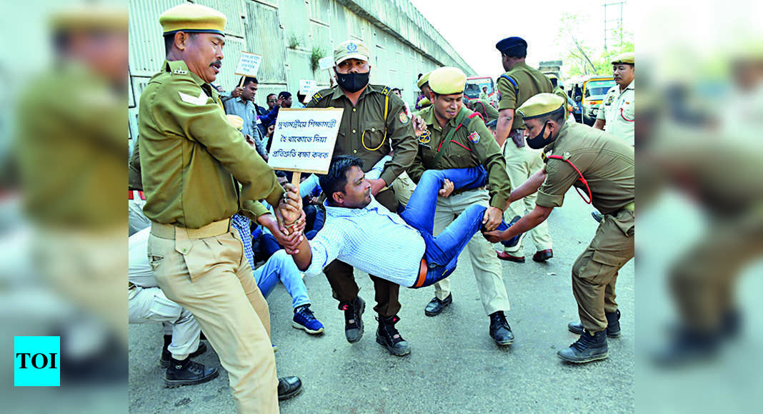 500 टीईटी-योग्य उम्मीदवारों को विरोध मार्च के दौरान हिरासत में लिया गया |  गुवाहाटी समाचार – टाइम्स ऑफ इंडिया